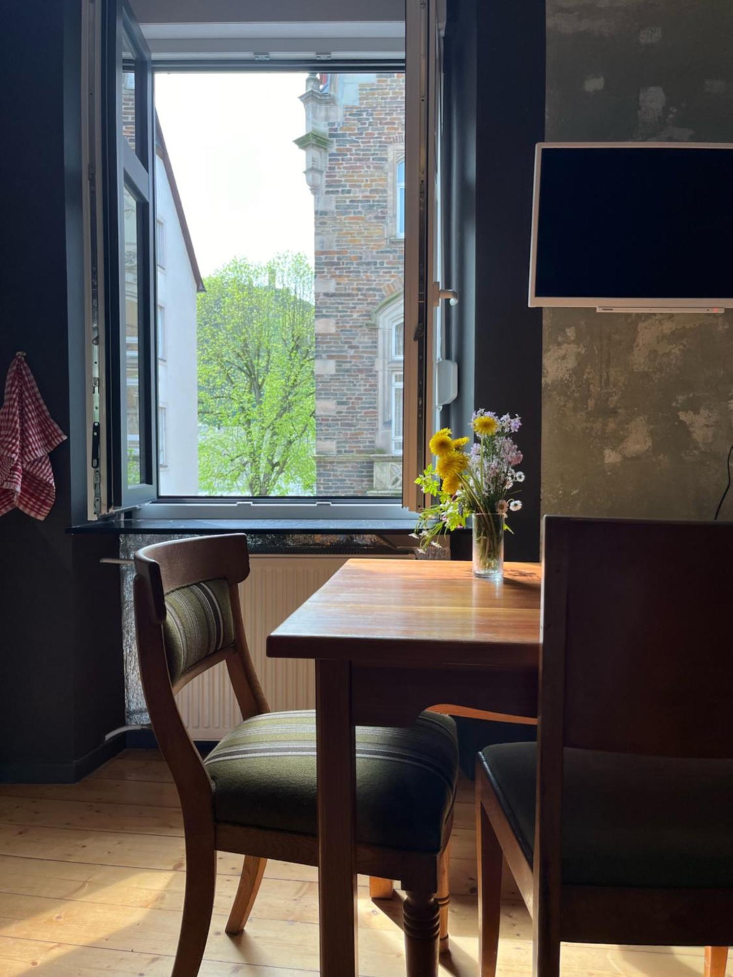 Apartment Vis-a-vis