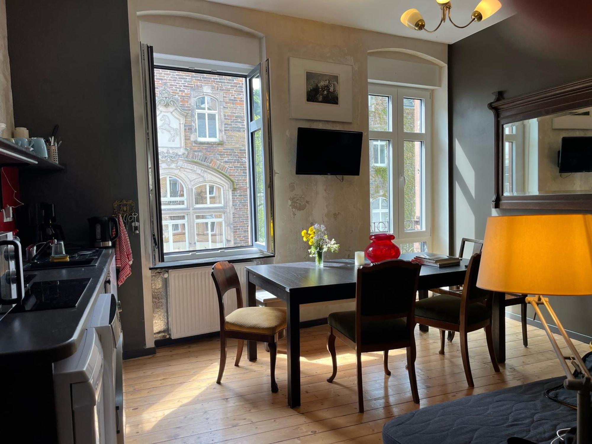 Vis-a-vis Apartment *